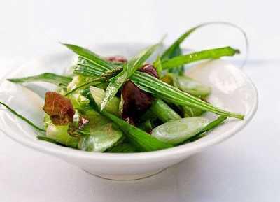 Spitzwegerichsalat mit Haselnussöl