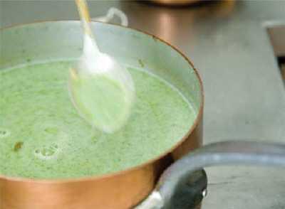 Gartenkräutersuppe