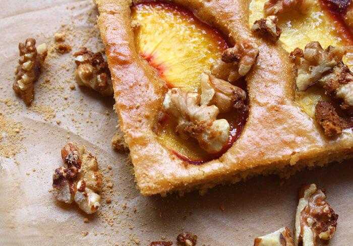 Pfirsich-Zitronen-Kuchen mit karamellisierten Walnüssen – issgesund.at