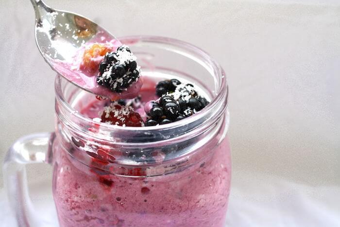 Joghurtdrink mit Beeren und Kokos