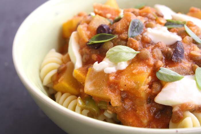 Berglinsenragout mit frischem Sommergemüse und Nudeln nach dem issgesund-Rezept