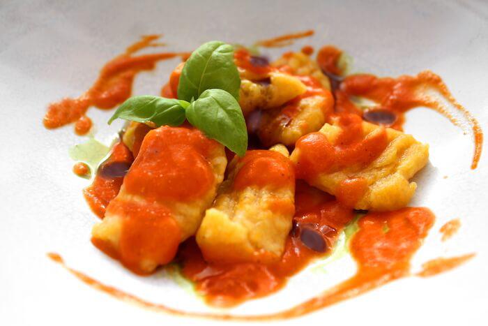 Kürbis-Gnocchi mit einer Sauce aus gegrilltem Paprika