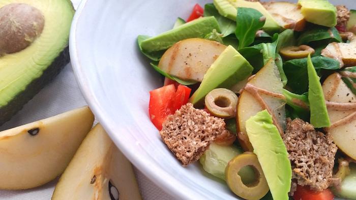 Avocado-Birnen Salat mit Mandelmus und Vollkorncroutons