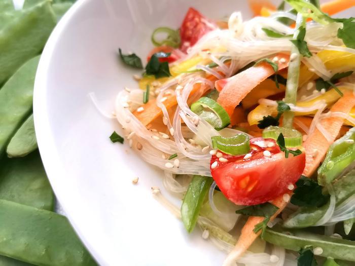 Glasnudelsalat mit frischem Gemüse und Kokos-Limetten-Dressing nach dem issgesund-Rezept