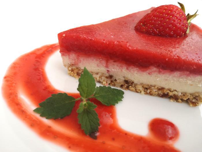 Veganer Erdbeer-Cashew Cheesecake aus dem Kühlschrank nach dem issgesund-Rezept