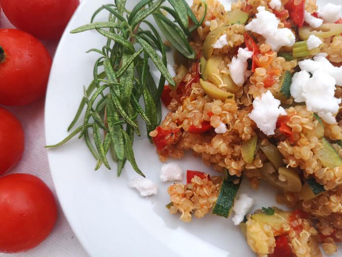 Mediterrane Quinoa-Pfanne mit Schafkäse | issgesund.de