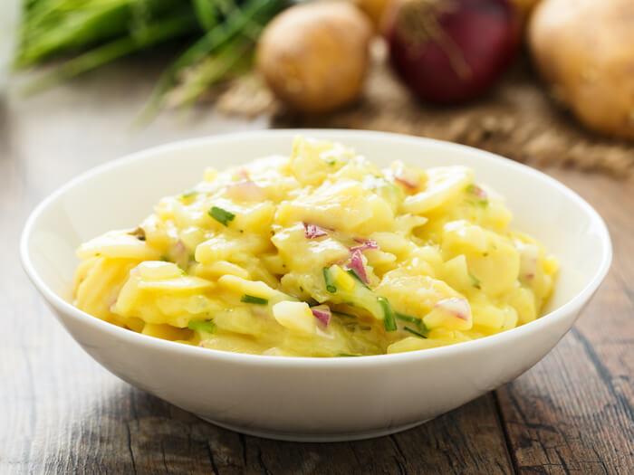 Warmer Kartoffelsalat mit Suppe (Brühe) Rezept | issgesund.de