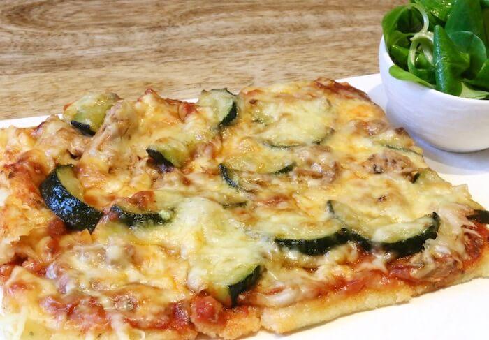 Polenta Pizza Rezept mit Thunfisch und Gemüse | issgesund.de