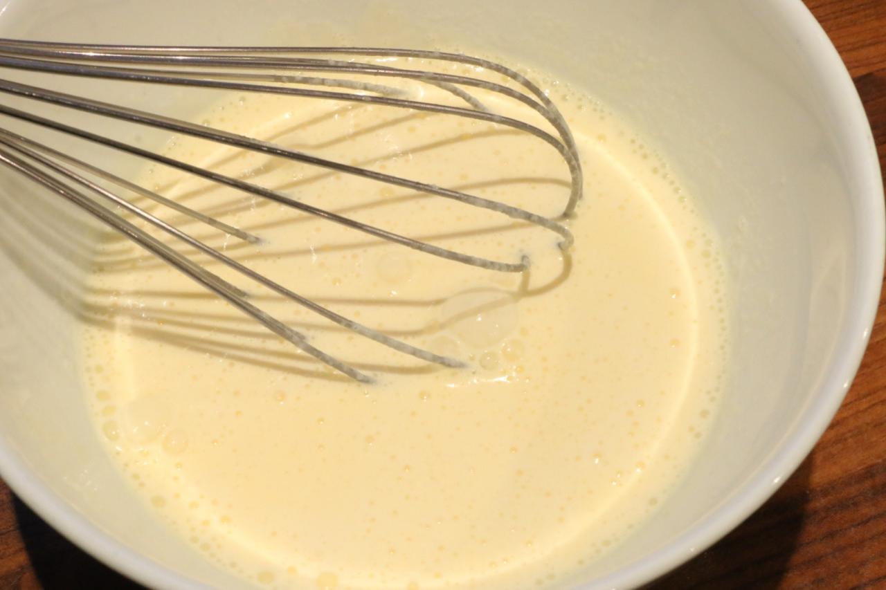 9. Zuletzt die Spargelcremesuppe mit 1/8 L Obers (oder fettarm mit Milch oder lactosefrei mit Sojamilch/Hafersahne) aufgießen und nochmals kurz aufkochen lassen.