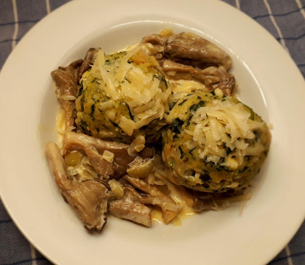 Spinat-Käse-Knödel mit gebratenen Austernpilzen