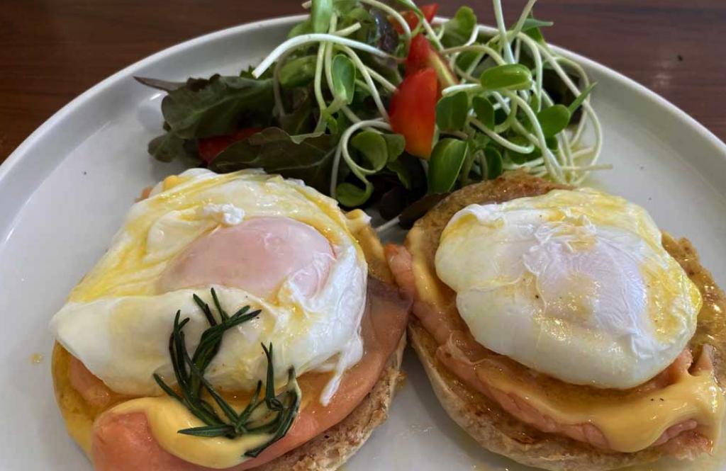 Rezept Eier Benedict mit Sauce Hollandaise auf Räucherlachs und ...